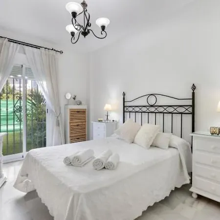 Paraiso Del Golf Free Parking By Staycare Rota